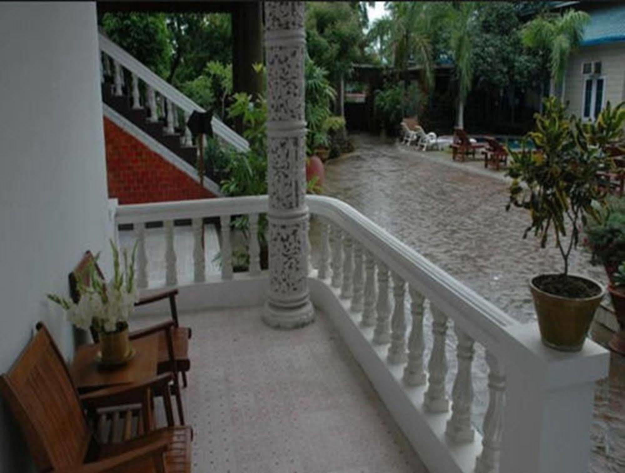 Emerald Land Hotel 2*